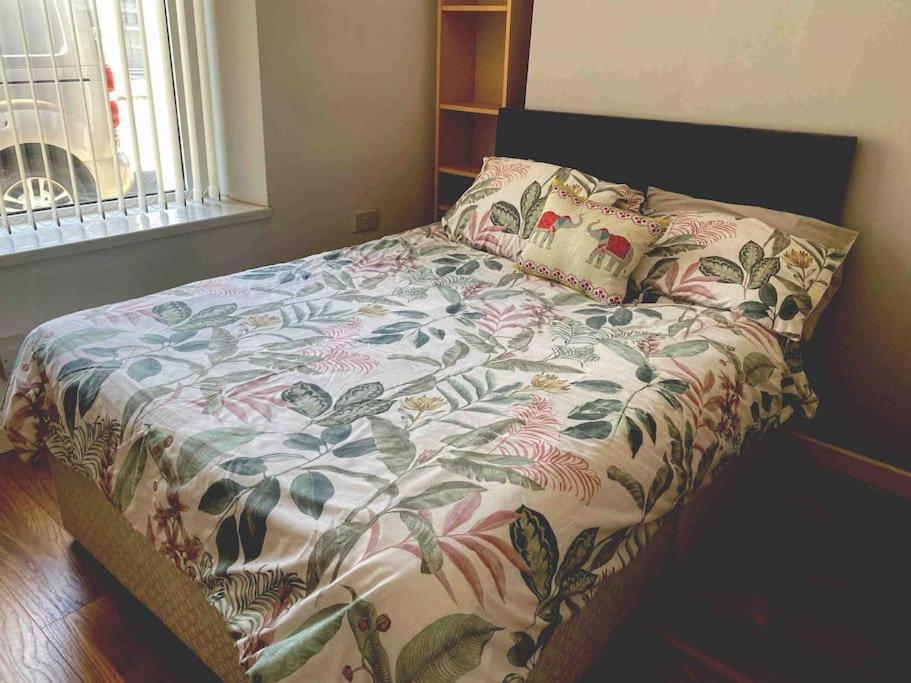 Centre - 4 Bed Townhouse *